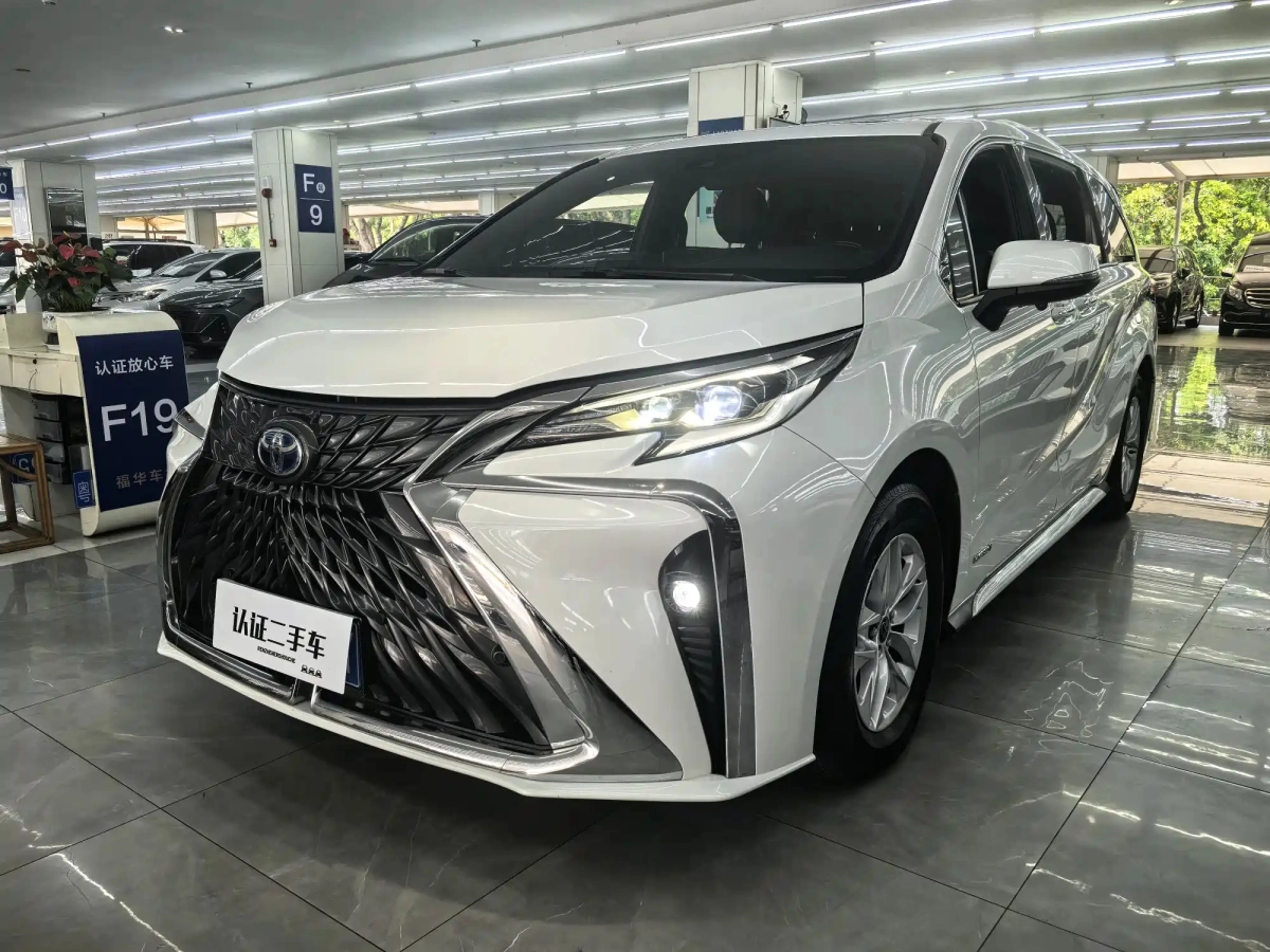 TOYOTA GRANVIA  2023