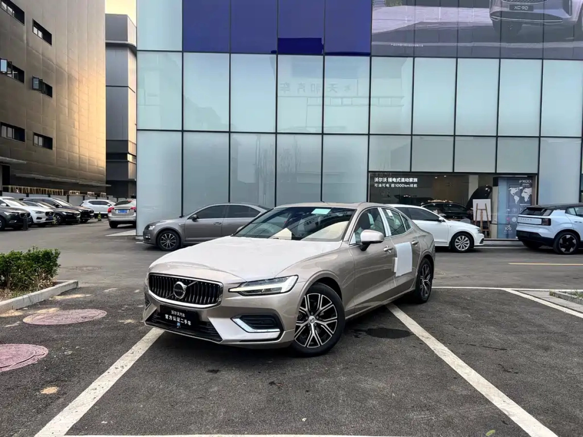 VOLVO S60  2025