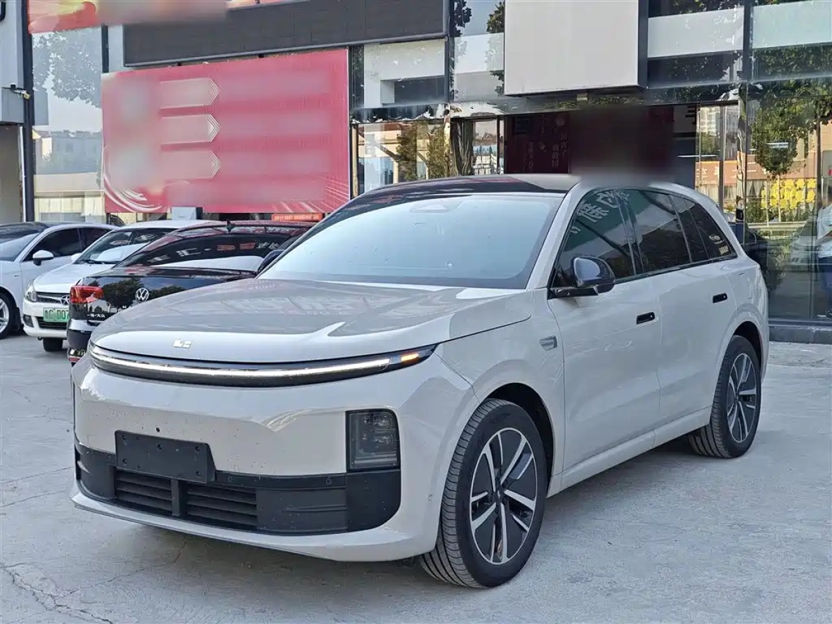 LI AUTO L6  2025