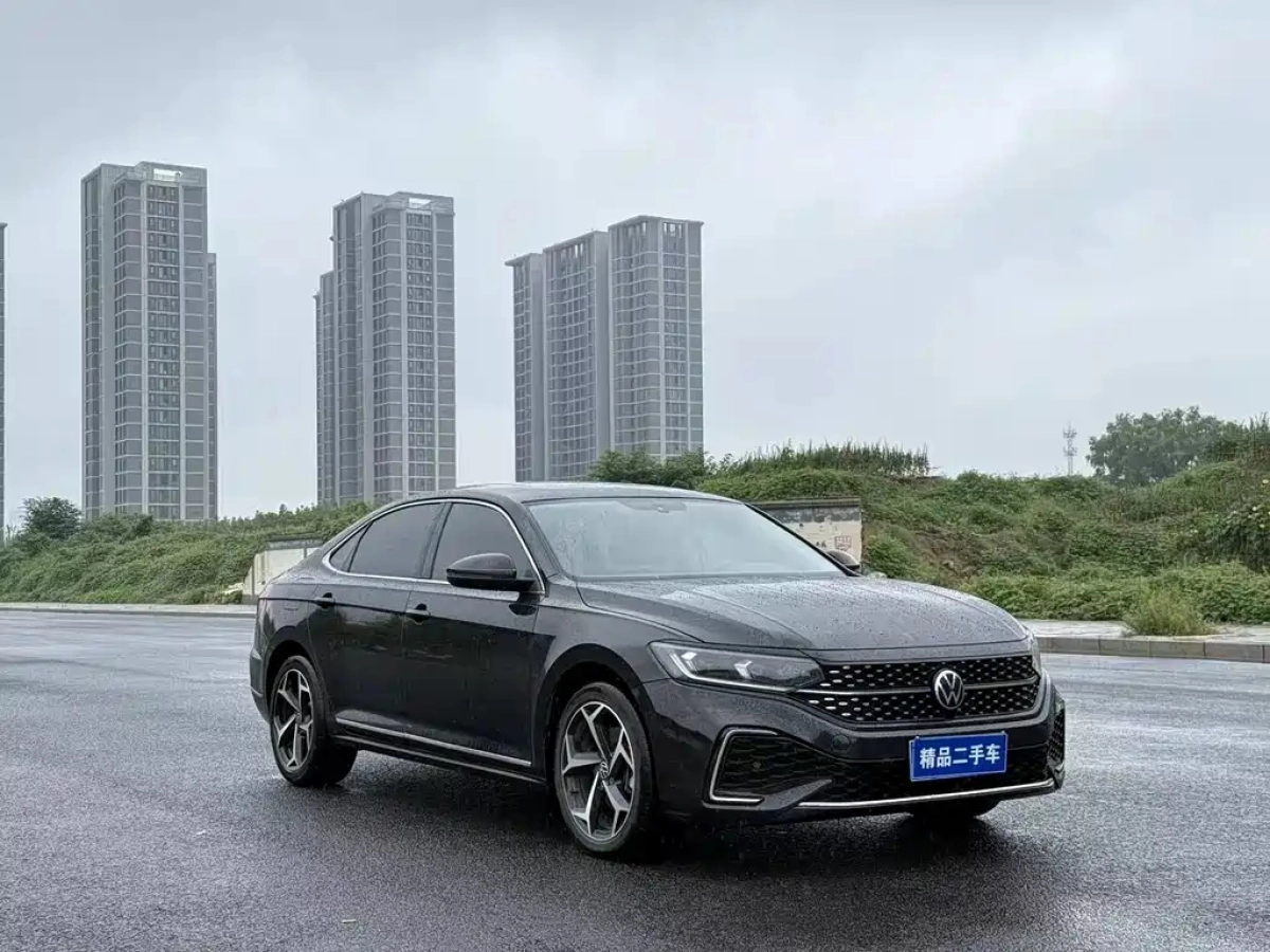 VOLKSWAGEN PASSAT  2024