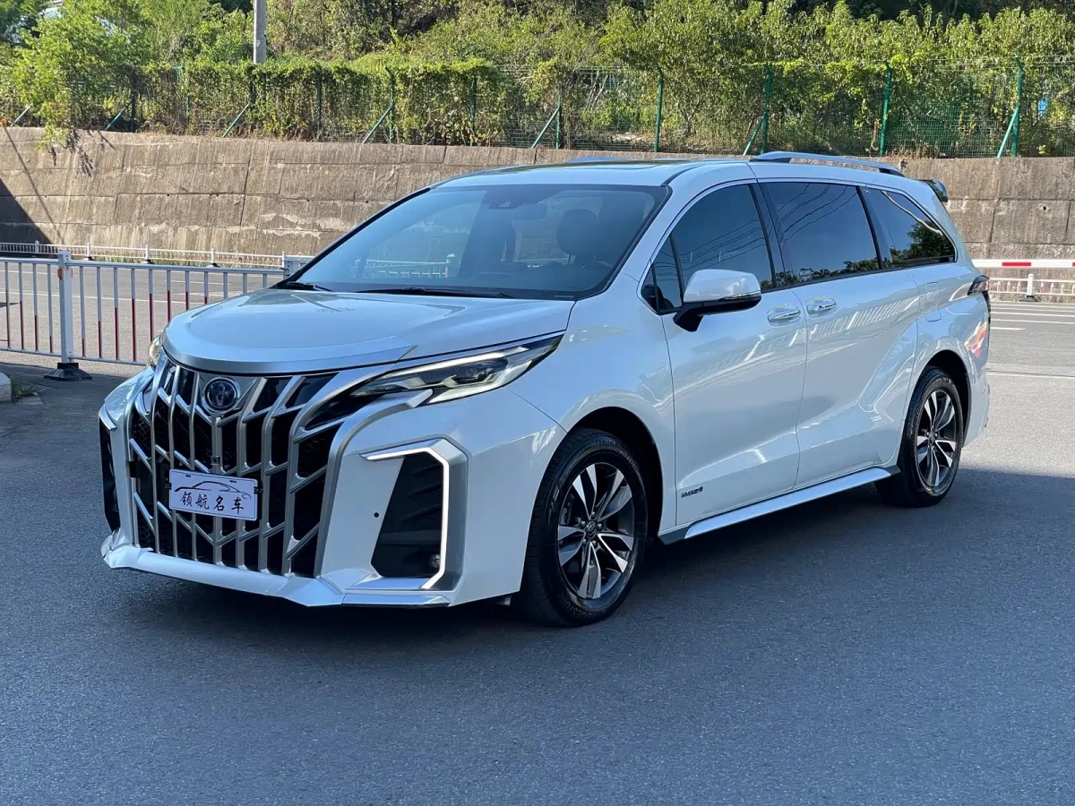 TOYOTA GRANVIA  2023