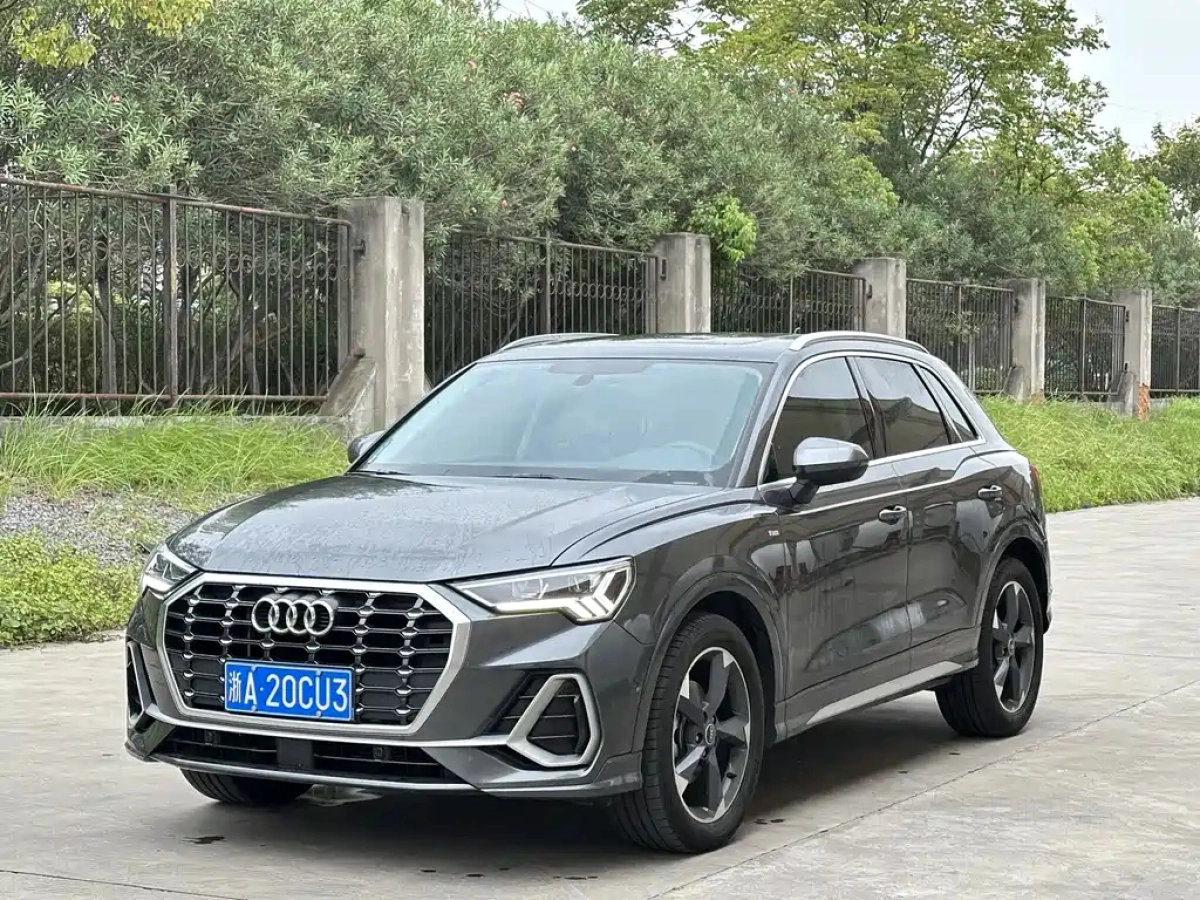 AUDI Q3  2022