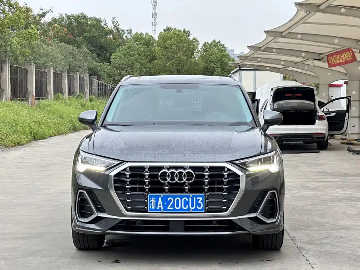 AUDI Q3