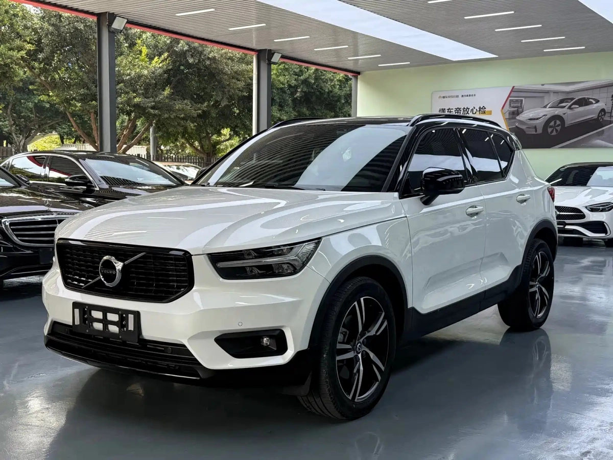 VOLVO XC40  2021