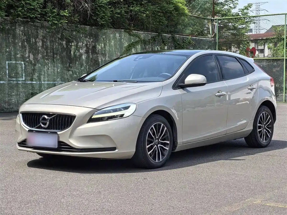 VOLVO V40  2019