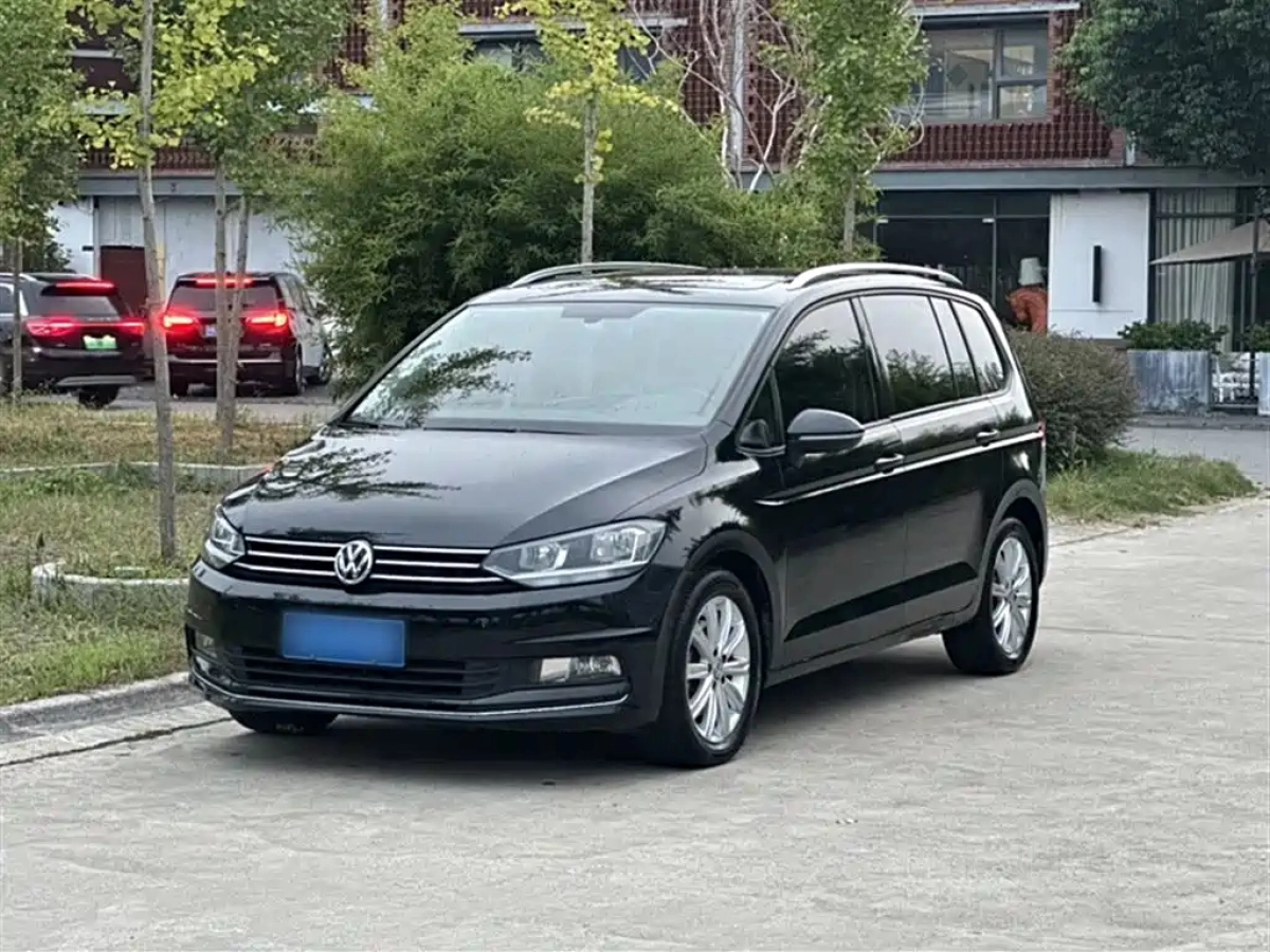 VOLKSWAGEN TOURAN