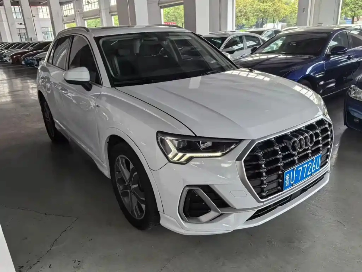 AUDI Q3