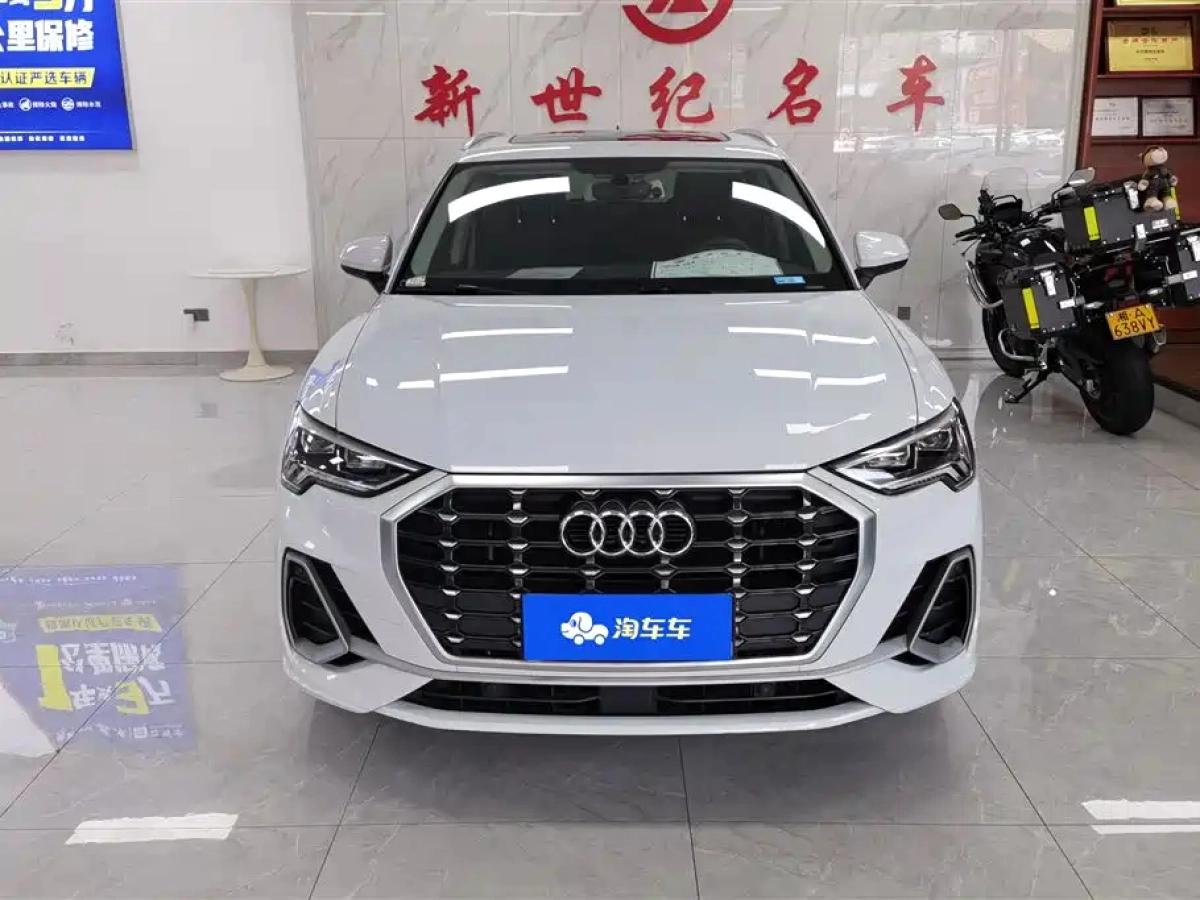AUDI Q3