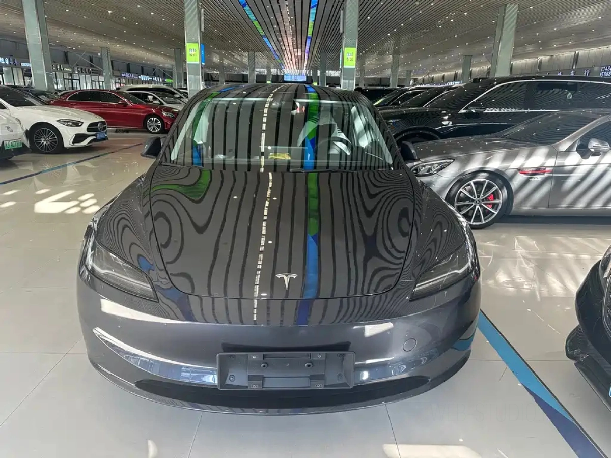 TESLA MODEL 3  2024
