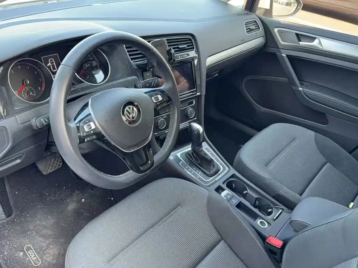 VOLKSWAGEN GOLF