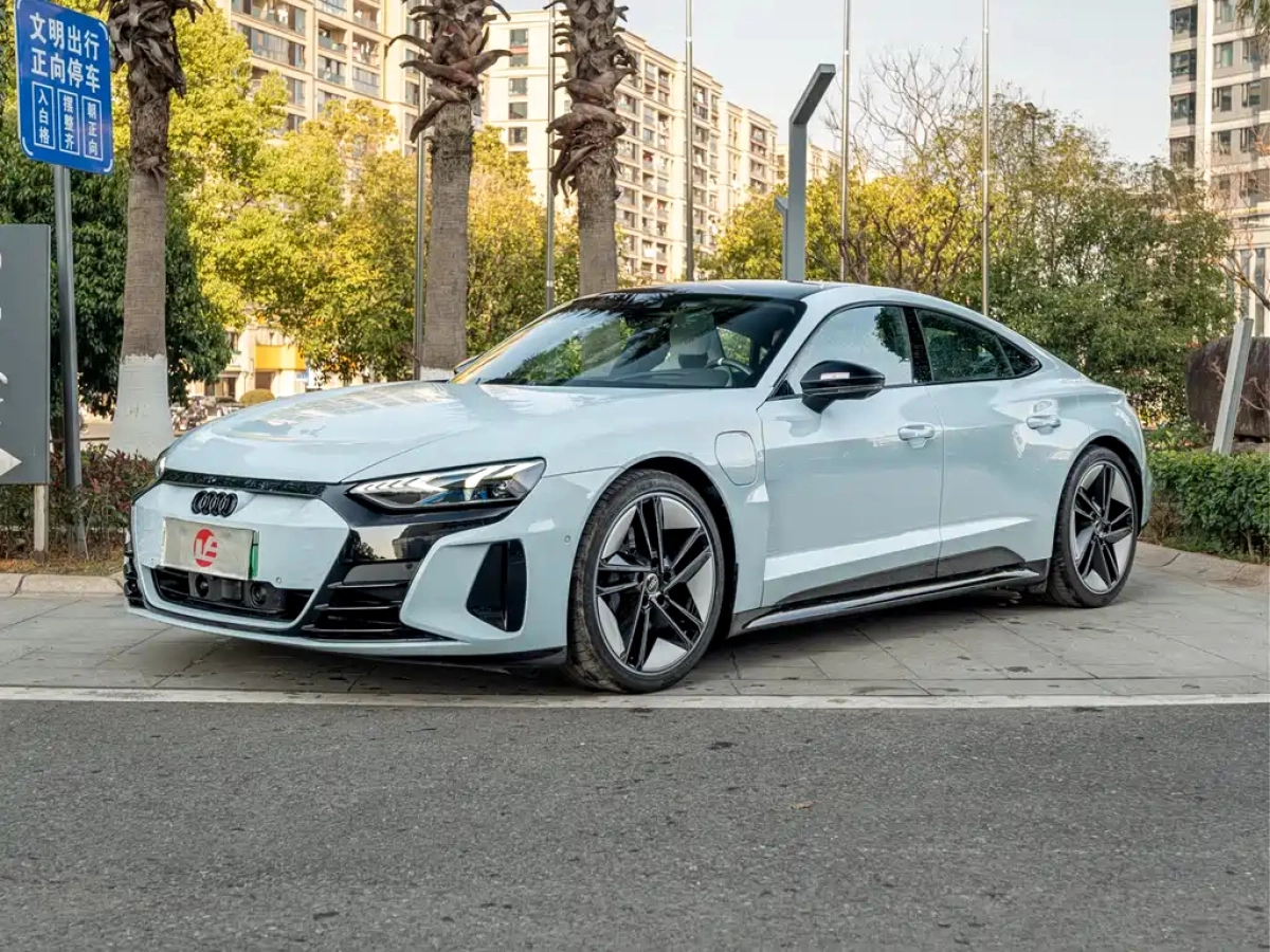 AUDI E-TRON GT  2024