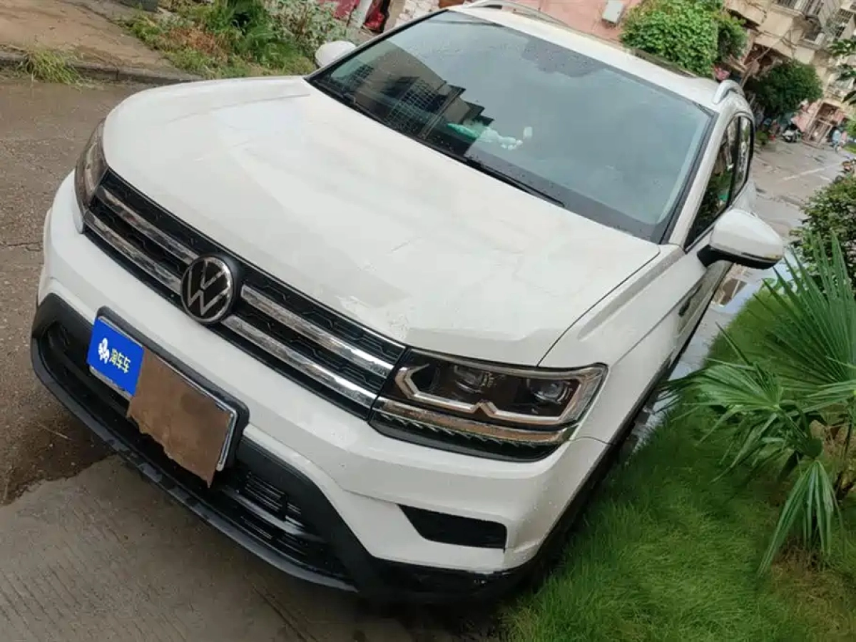 VOLKSWAGEN THARU  2022