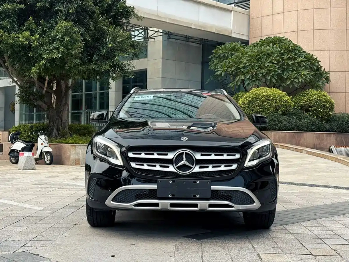 MERCEDES BENZ GLA