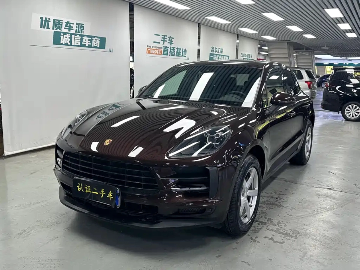 PORSCHE MACAN