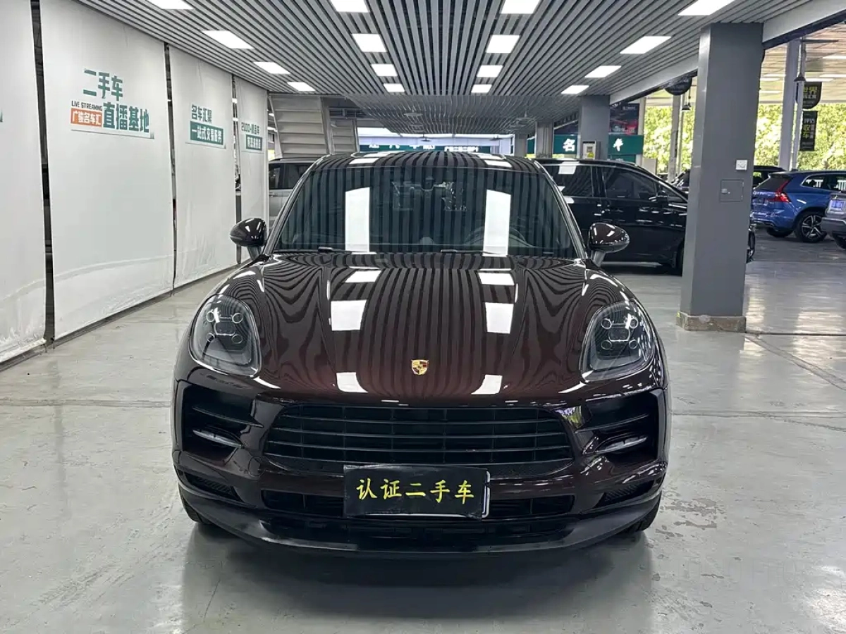 PORSCHE MACAN