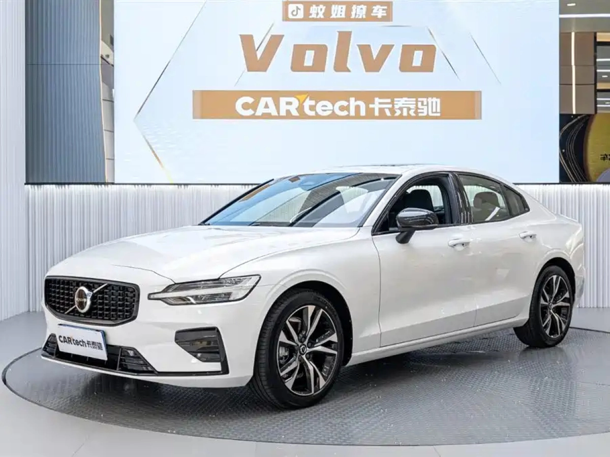 VOLVO S60  2025