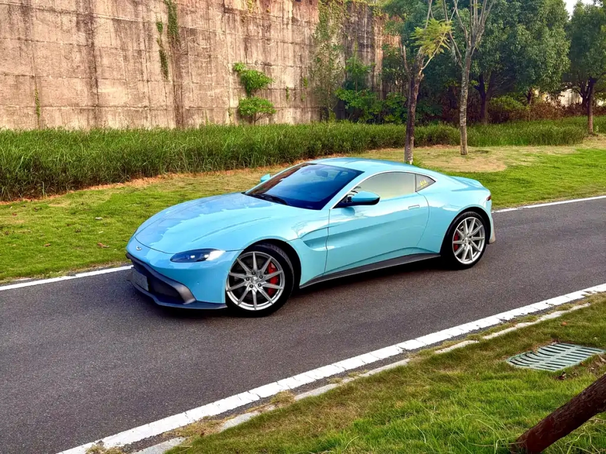 ASTON MARTIN V8 VANTAGE  2019