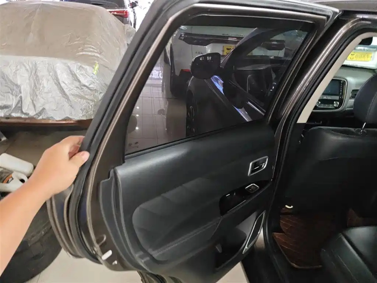 MITSUBISHI OUTLANDER