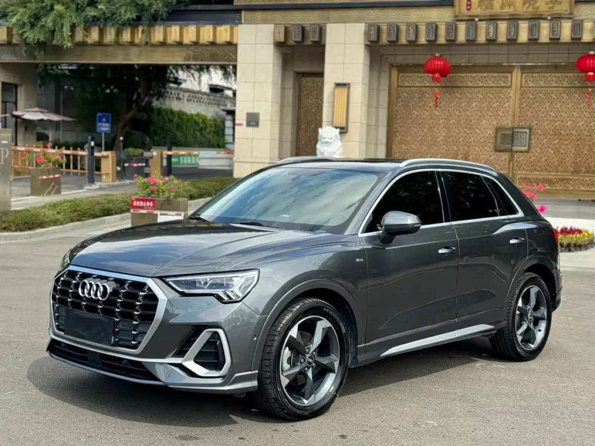 AUDI Q3