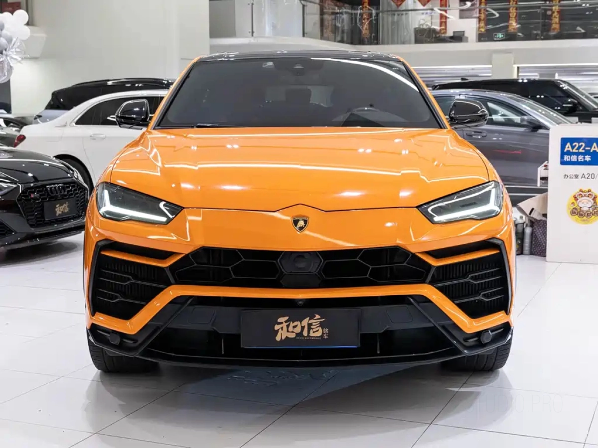 LAMBORGHINI URUS