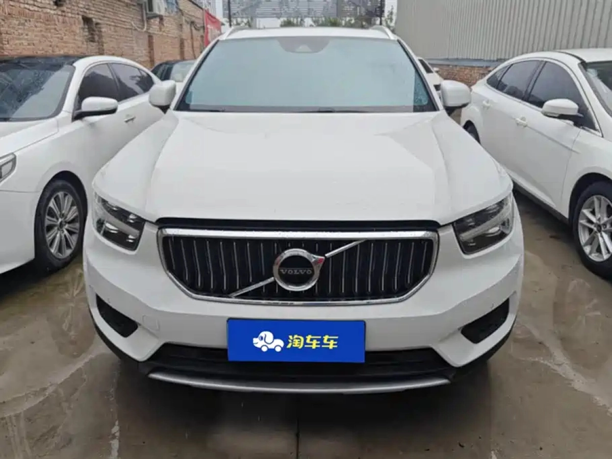 VOLVO XC40