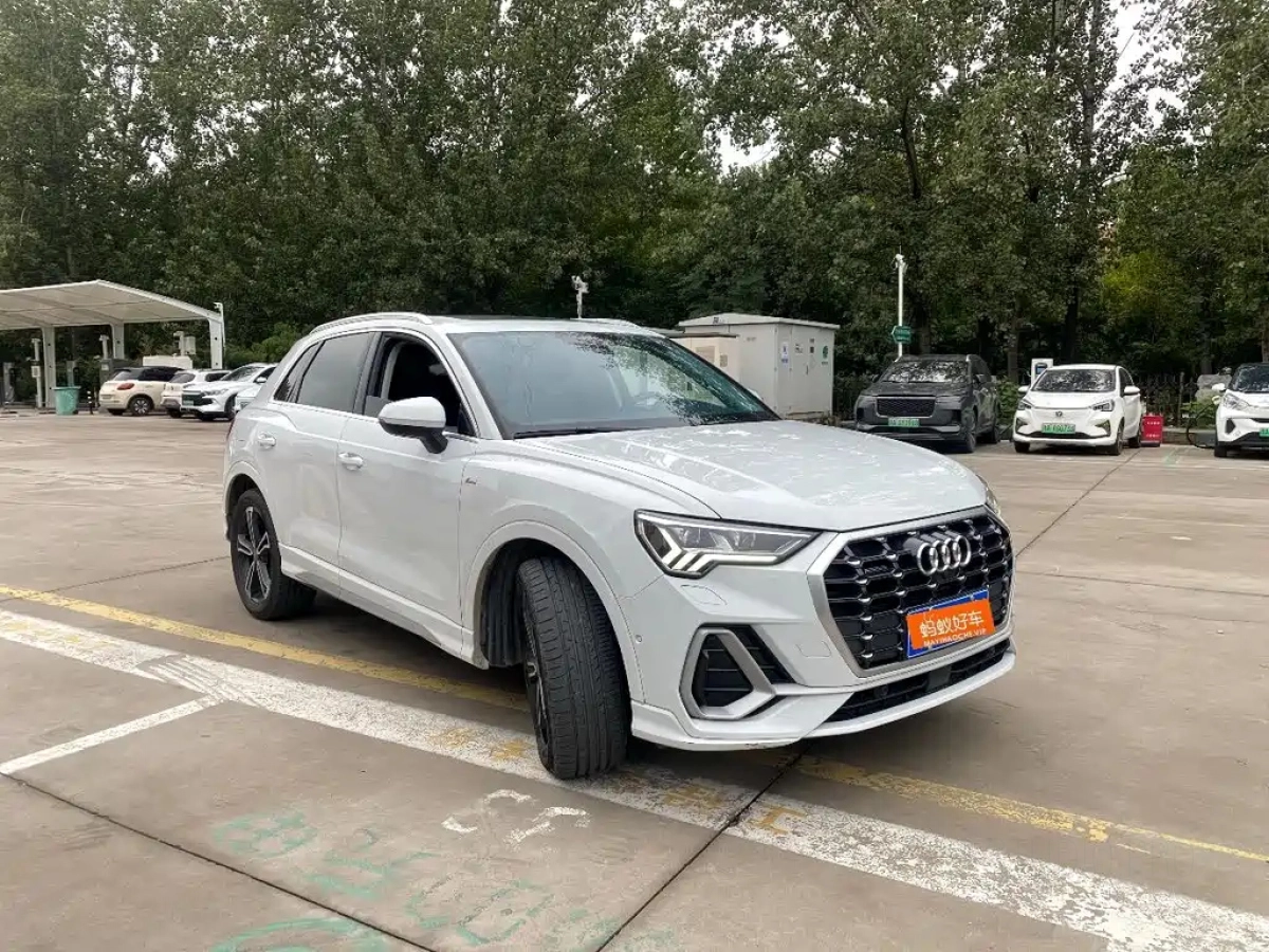 AUDI Q3
