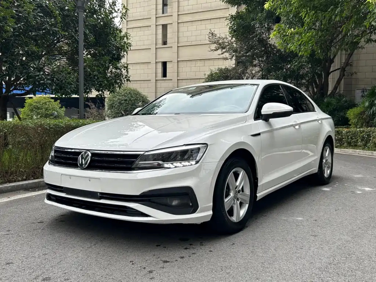 VOLKSWAGEN LAMANDO  2022