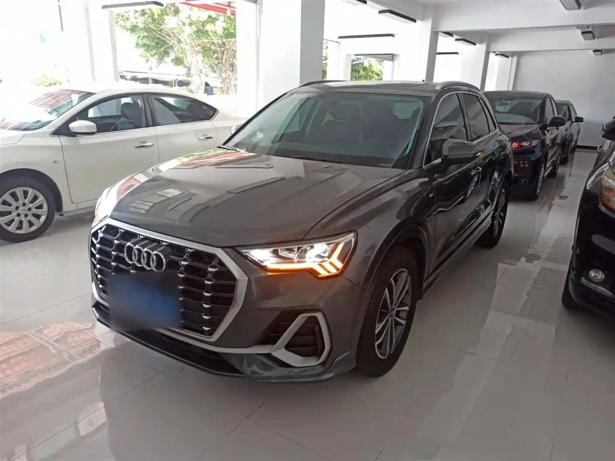 AUDI Q3