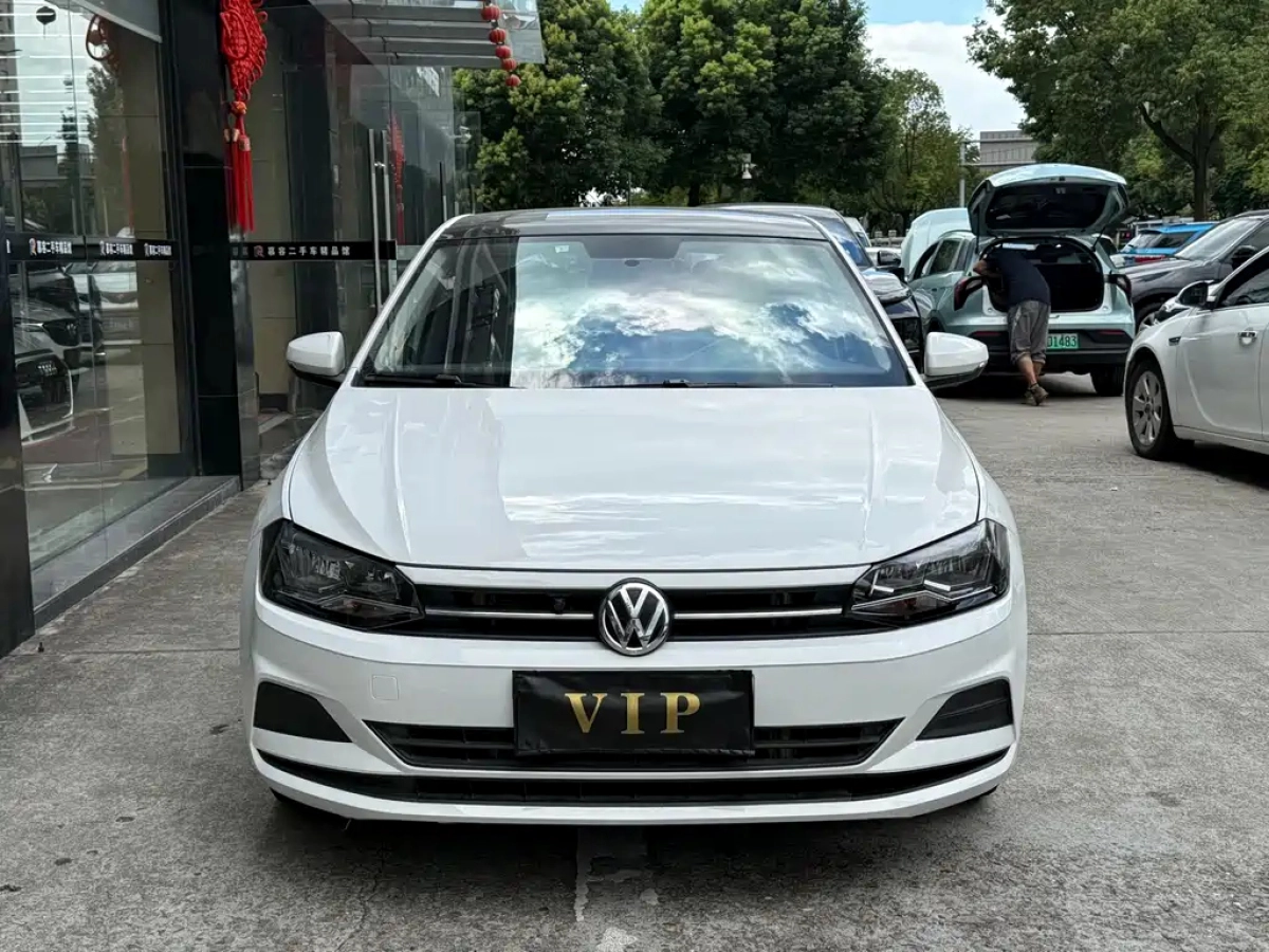 VOLKSWAGEN POLO