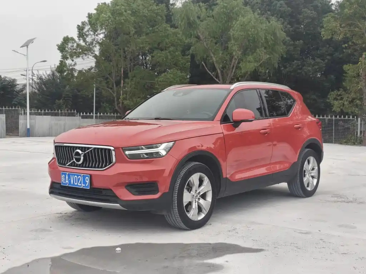VOLVO XC40