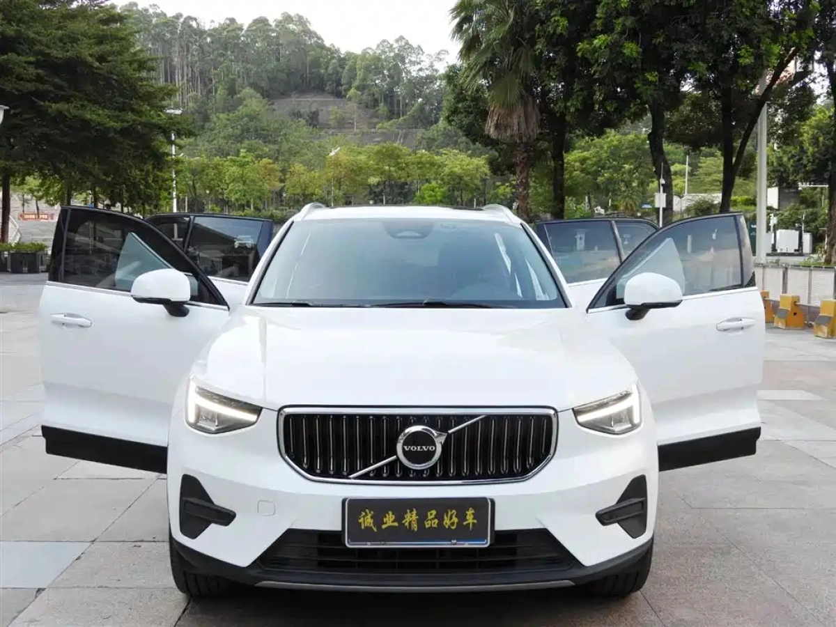 VOLVO XC40