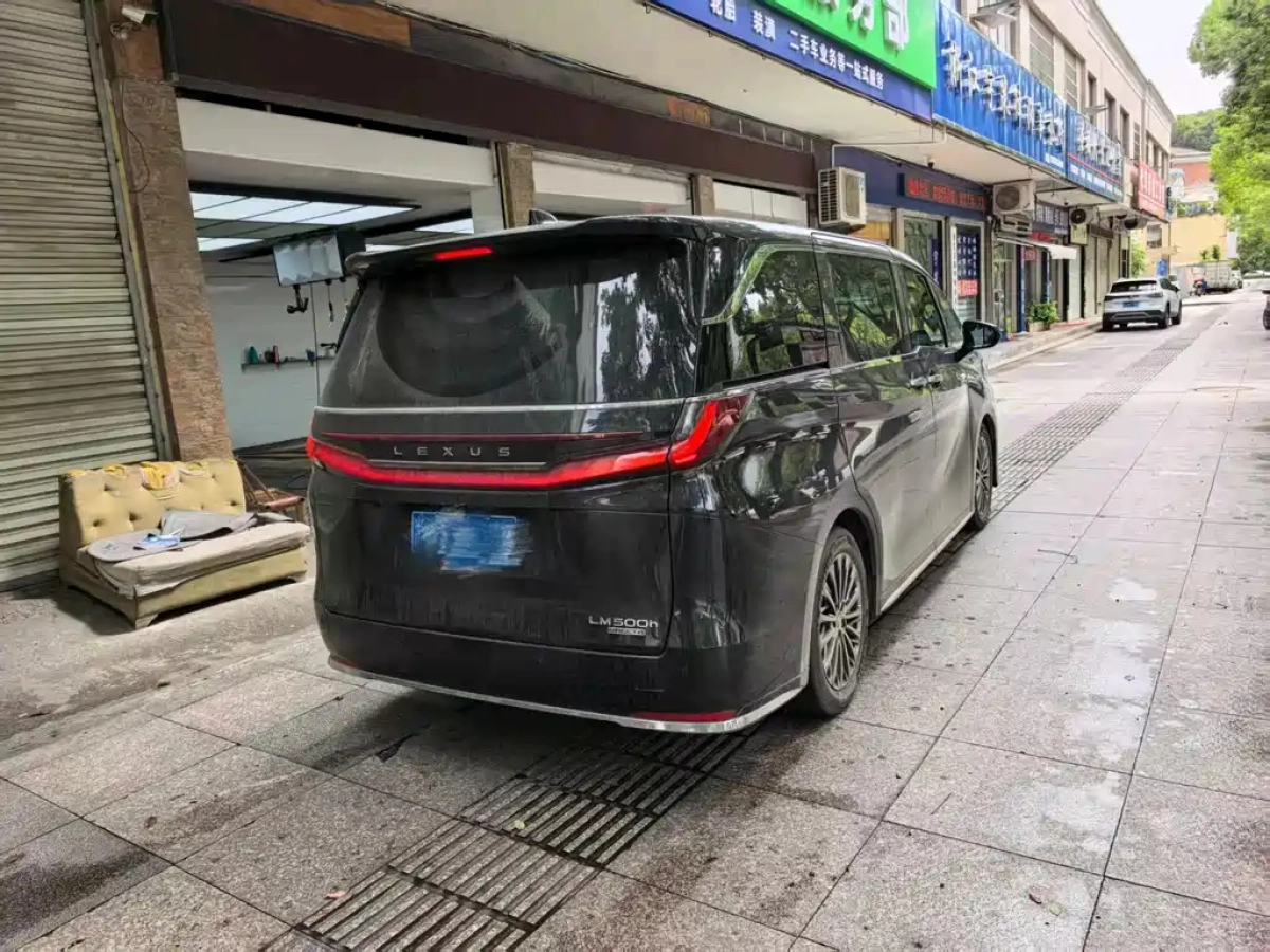 LEXUS LM