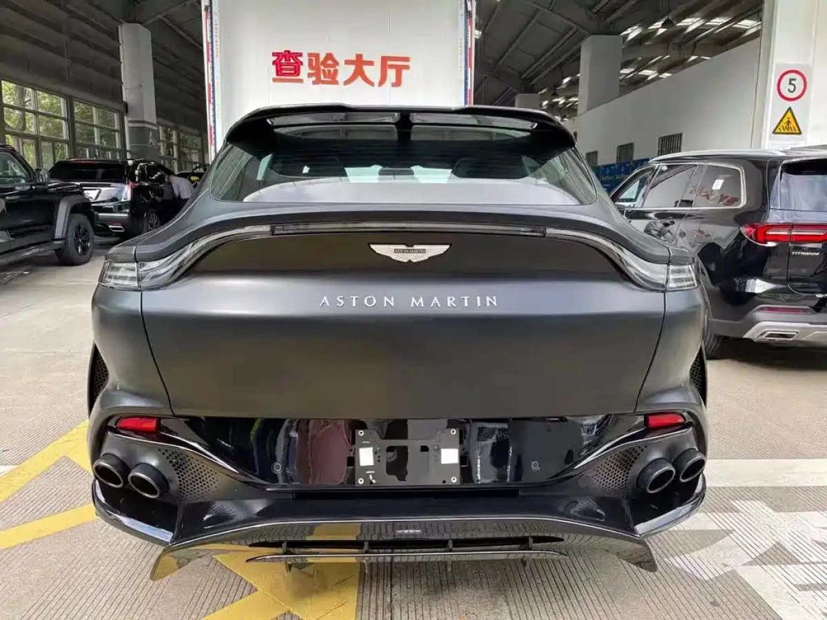 ASTON MARTIN DBX