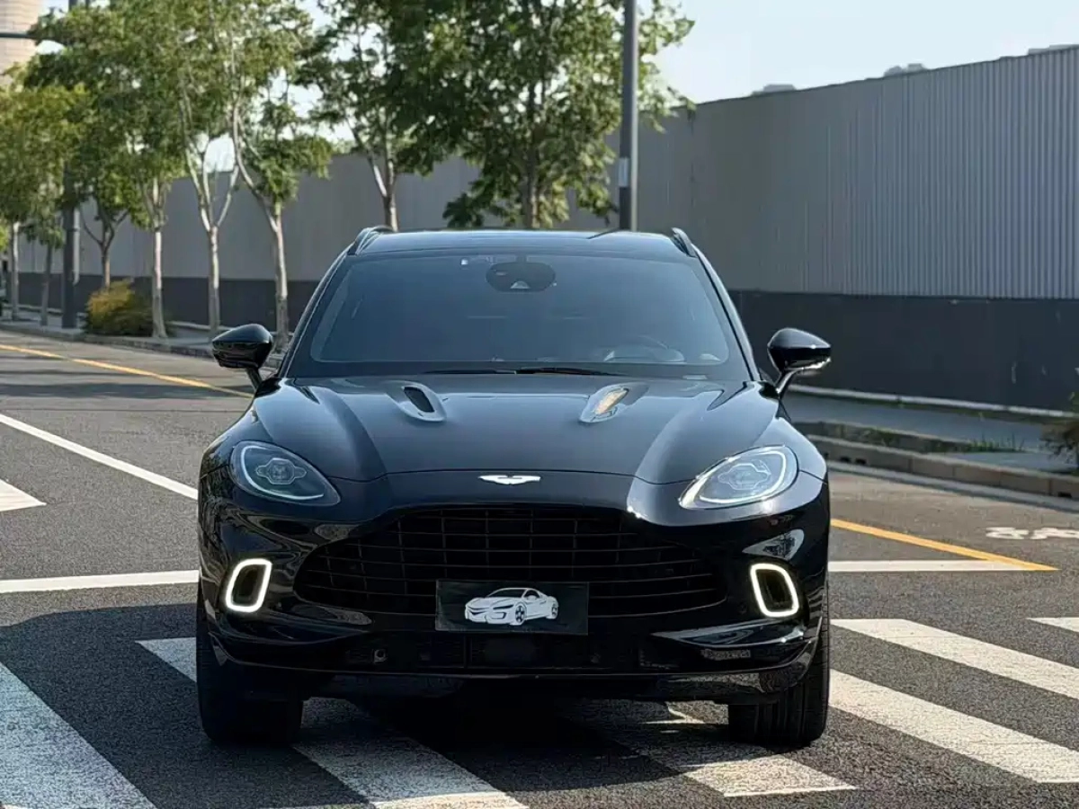 ASTON MARTIN DBX