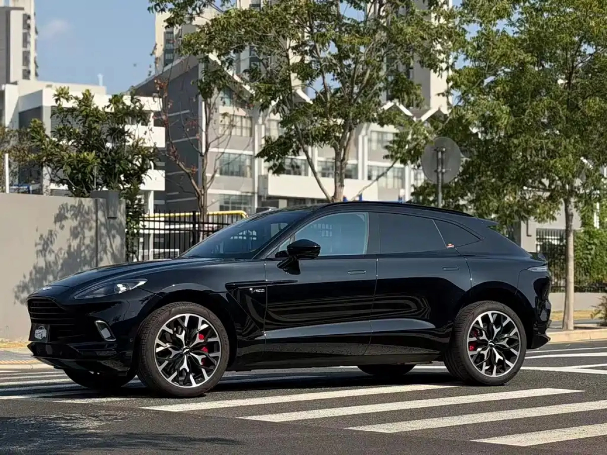 ASTON MARTIN DBX
