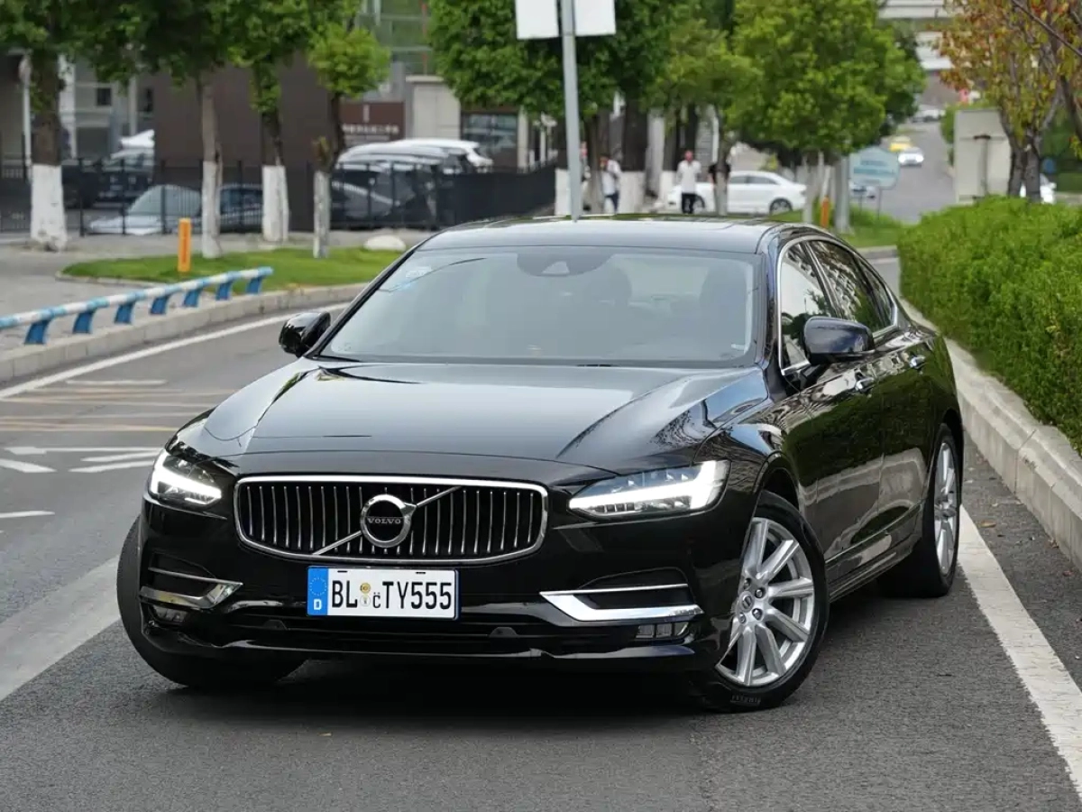 VOLVO S90