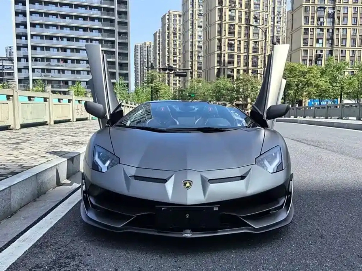 LAMBORGHINI AVENTADOR