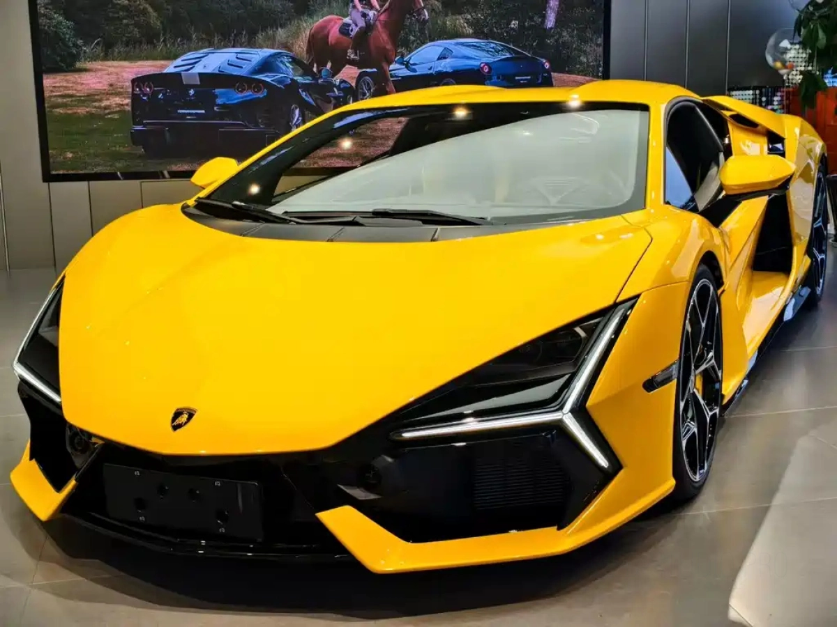 LAMBORGHINI REVUELTO