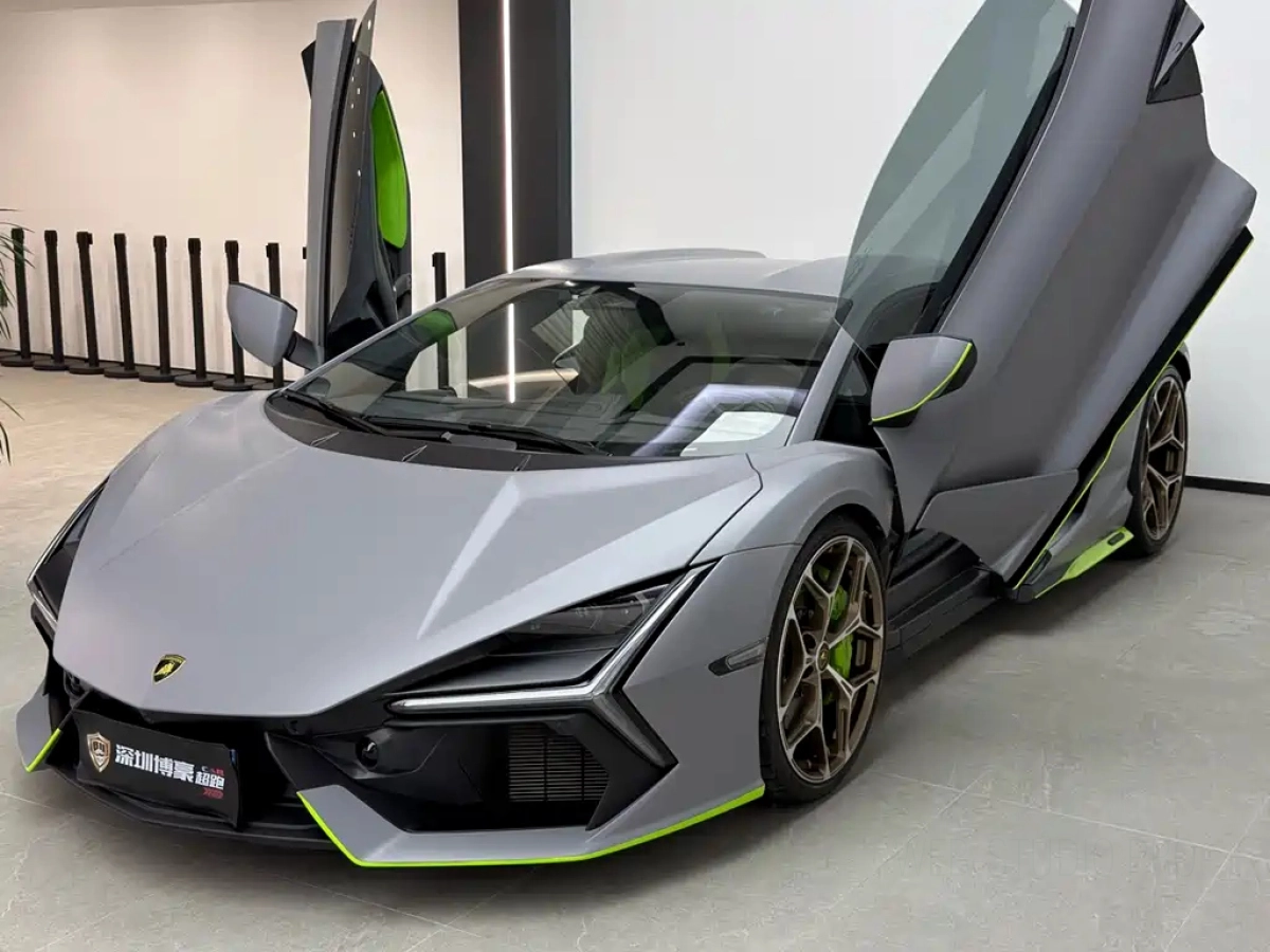 LAMBORGHINI REVUELTO  2025