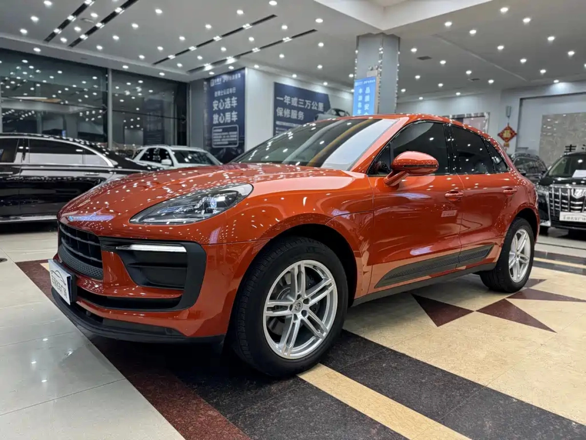 PORSCHE MACAN