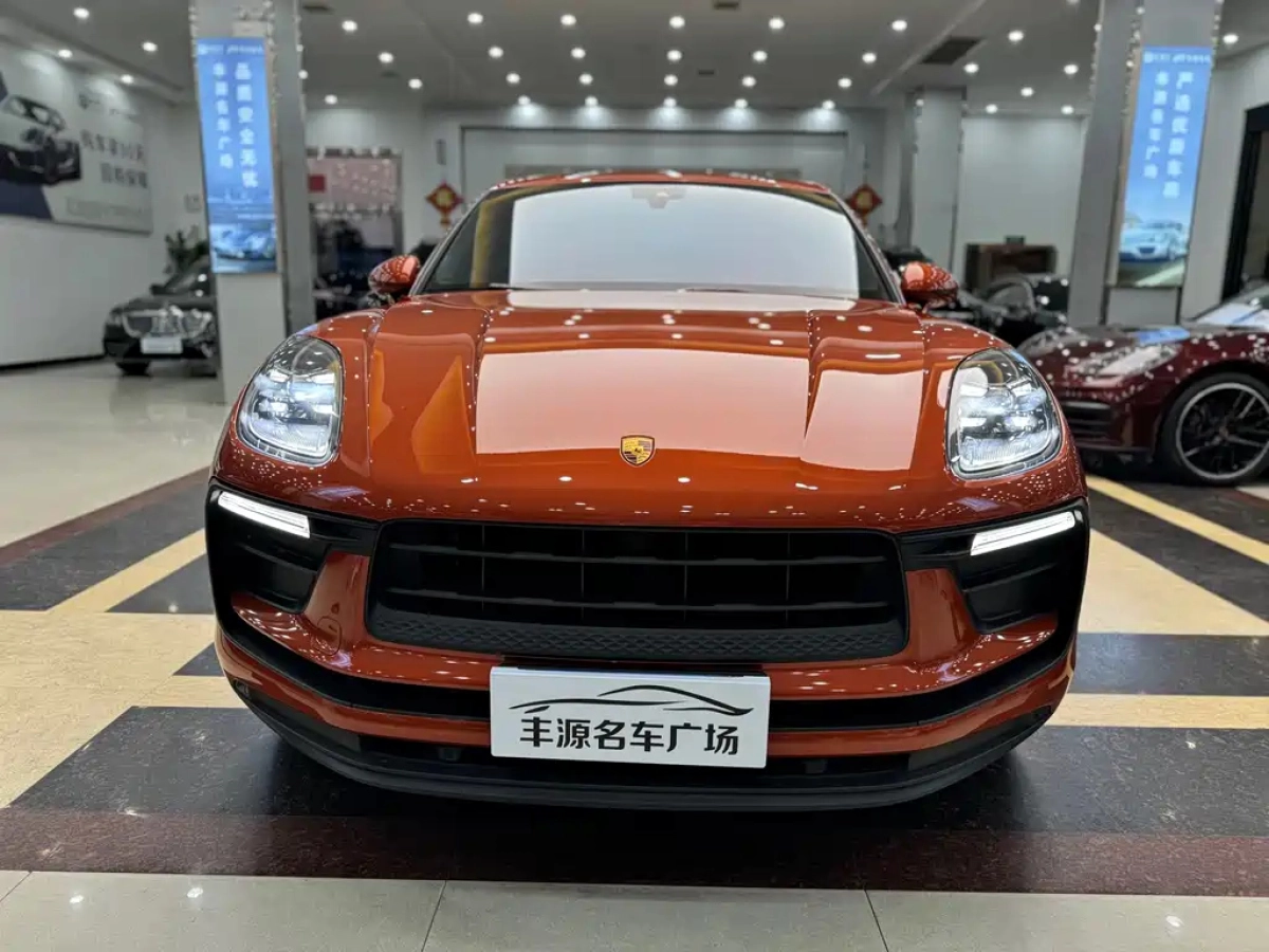 PORSCHE MACAN