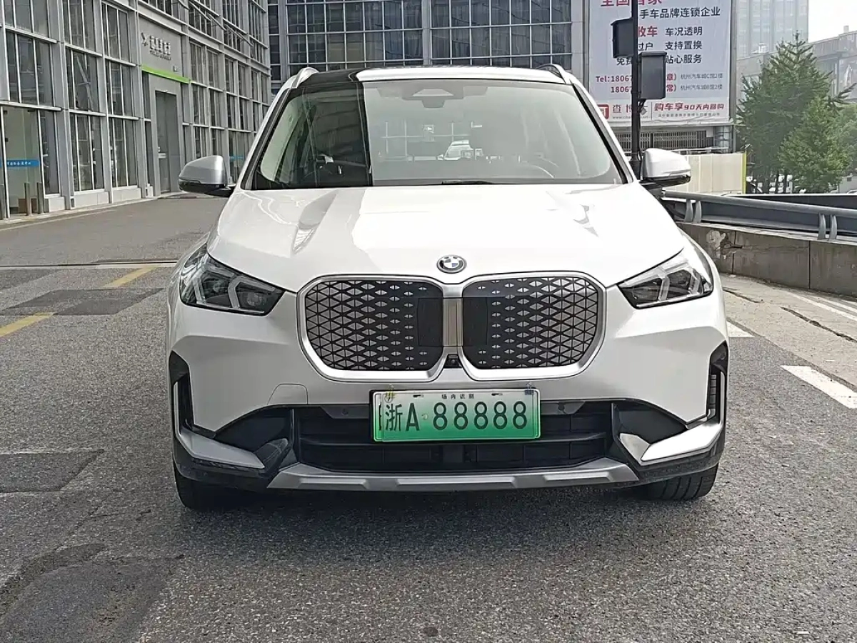 BMW IX1