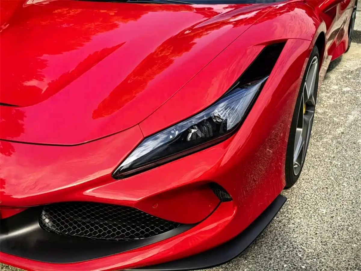 FERRARI F8