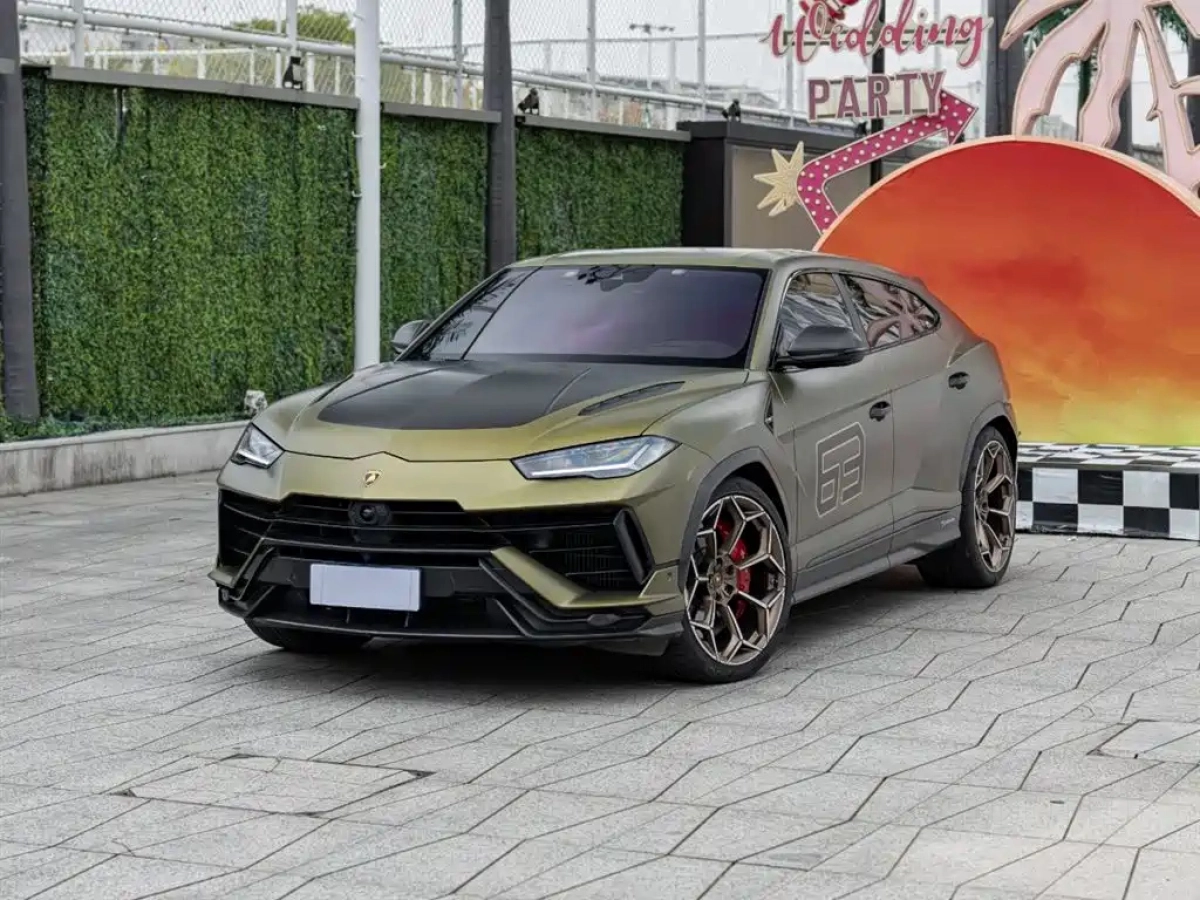 LAMBORGHINI URUS