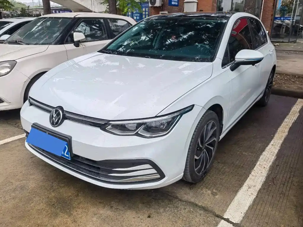 VOLKSWAGEN GOLF  2024