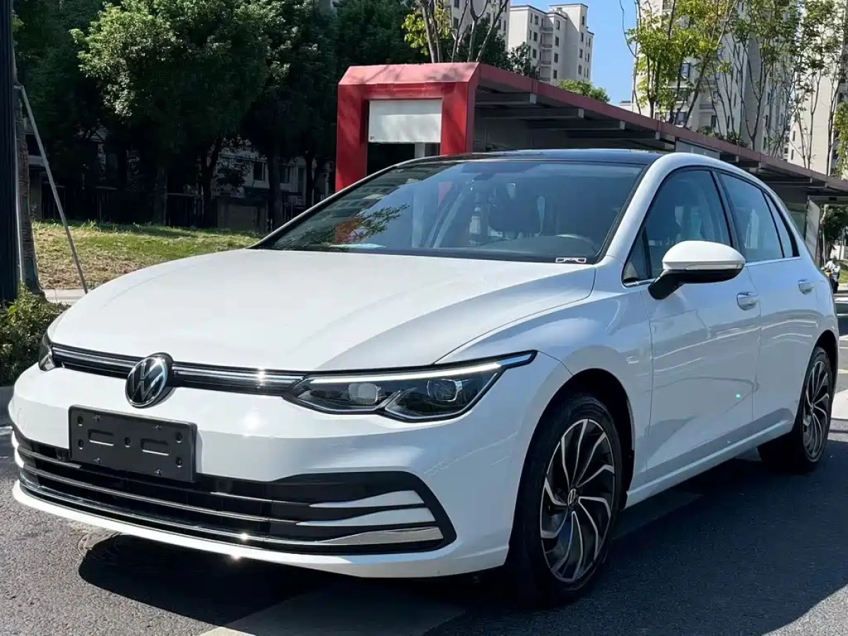 VOLKSWAGEN GOLF  2024