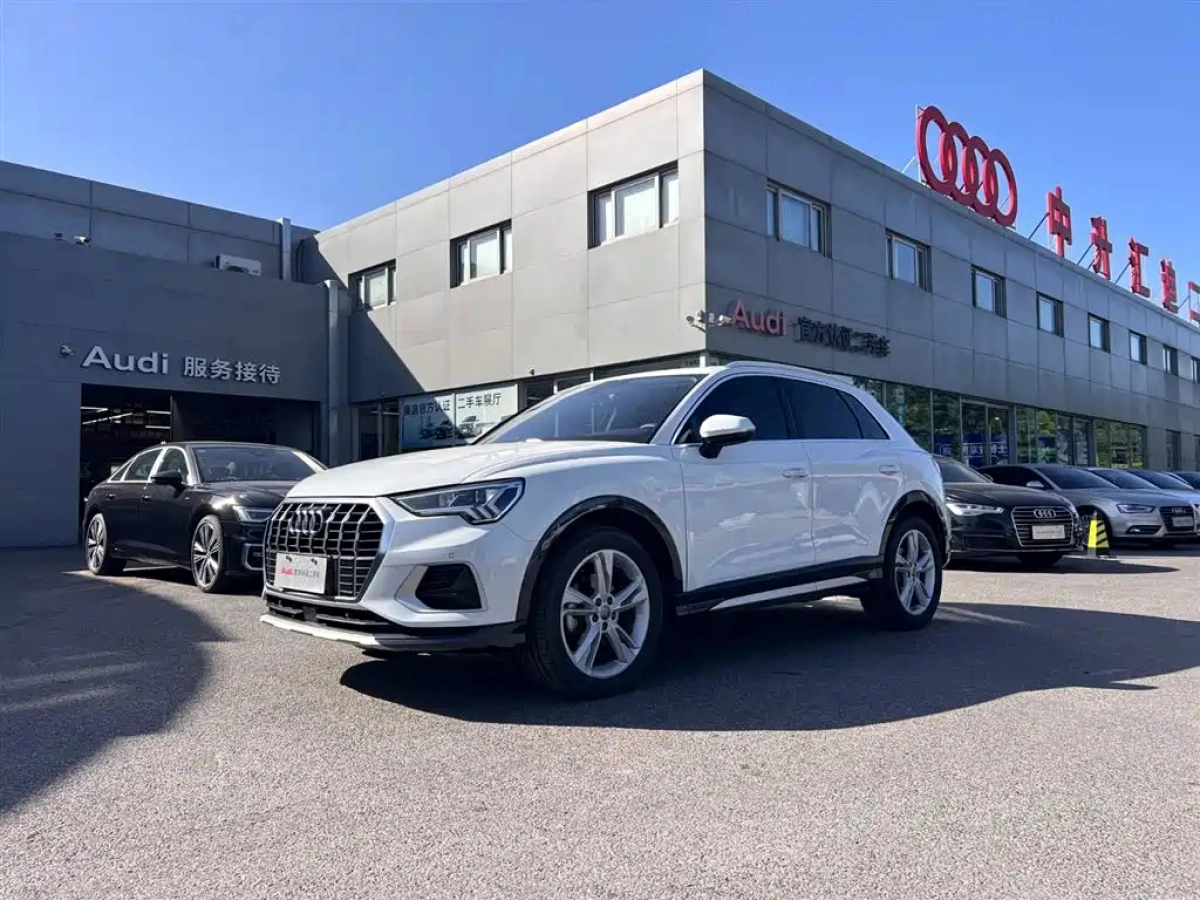 AUDI Q3
