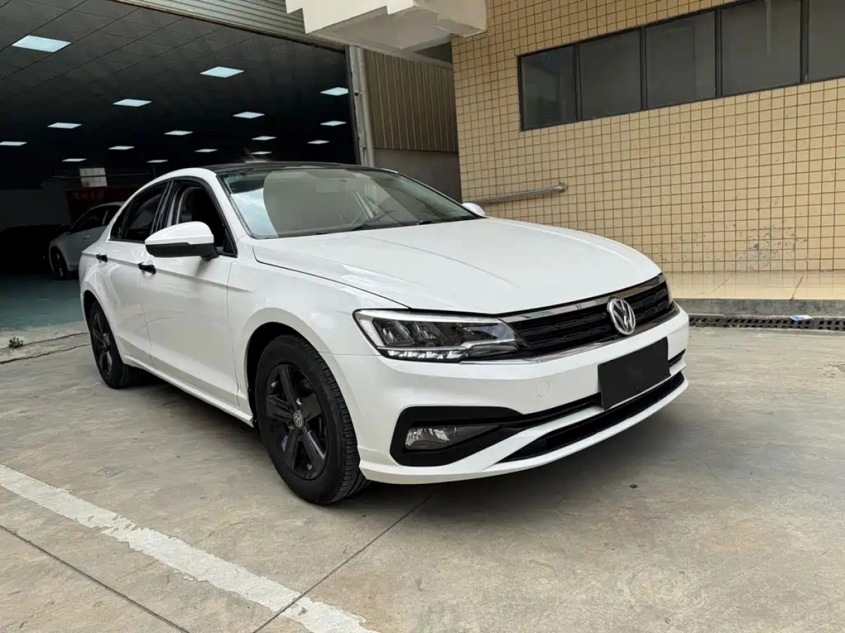 VOLKSWAGEN LAMANDO  2022