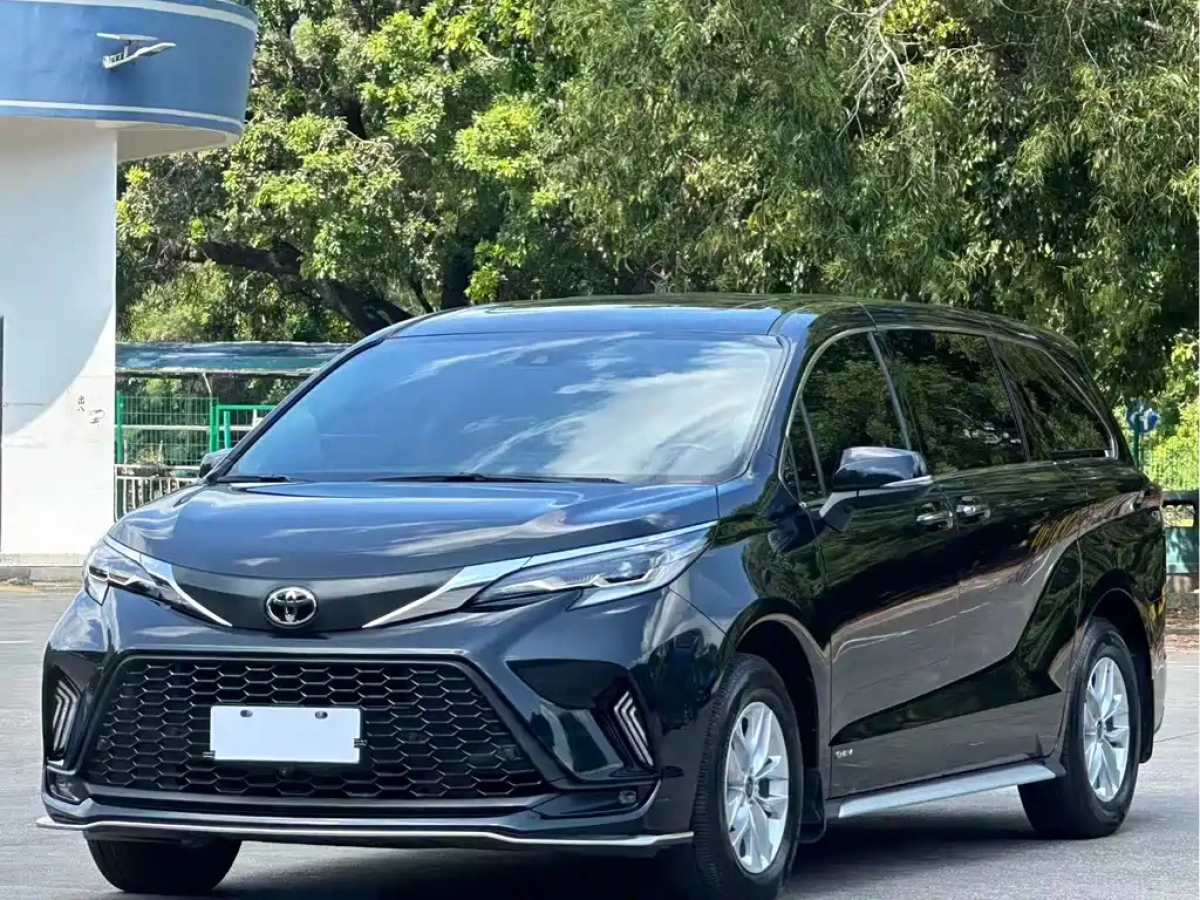 TOYOTA GRANVIA  2024