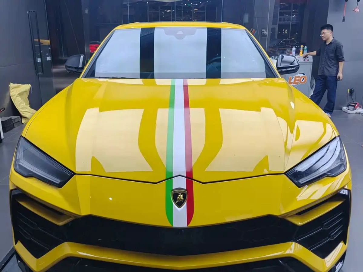 LAMBORGHINI URUS